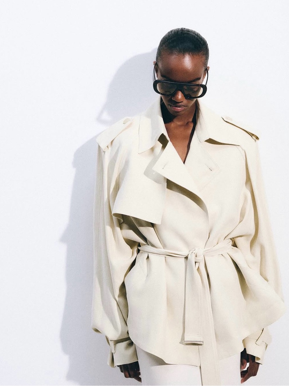 The Frankie Shop ELVA FLUID SHORT TRENCH - IVORY